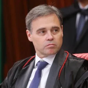 AGU trava ação contra Mendonça, mas PF mantém pressão e amplia crise