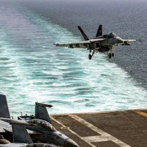 Entenda a crise que envolve marinheiros pulando de porta-aviões dos EUA