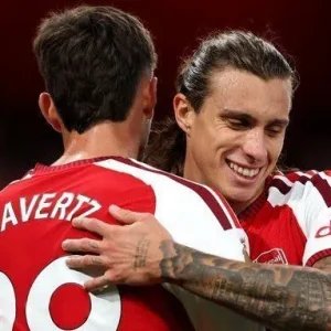Tzolis se destaca, e Arsenal supera Coventry em estreia da Premier League