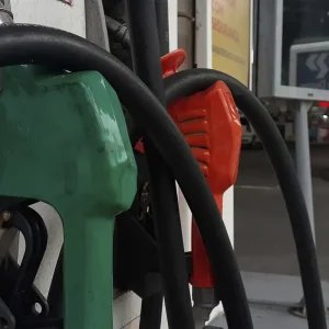Segunda maior refinaria do país reduz preço da gasolina em 11,3%