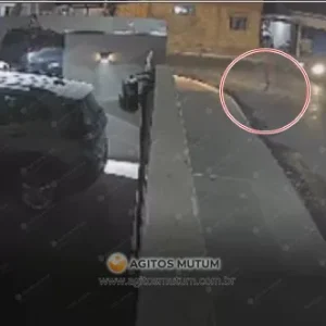 Criança atravessa rua e quase é atropelada; motorista bate em muro para evitar tragédia em Nova Mutum/MT