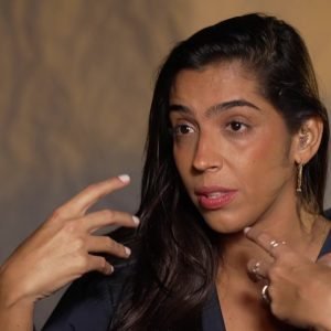 Filha de Regina Casé fala sobre deficiência auditiva e transforma experiência em peça para ampliar debate sobre surdez; VÍDEO