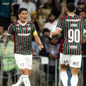 Decisivo em virada do Fluminense, Cano exalta torcida: “Nosso ânimo”
