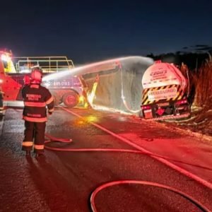 Carreta com 35 mil litros de etanol tomba na BR-163 e mobiliza operação de oito horas • Olhar Direto
