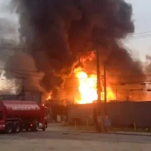 Prefeitura interdita entorno de fábrica atingida por incêndio em SP