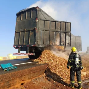 Bombeiros combatem incêndio em carreta carregada com lascas de madeira