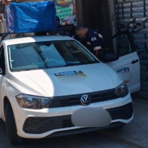 Homem é morto a tiros dentro de carro de som de deputada em Itapevi