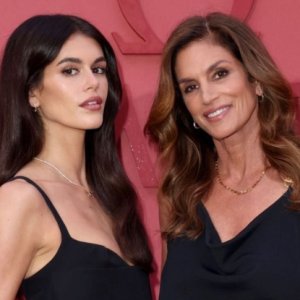 Kaia Gerber fala fala sobre comparações com Cindy Crawford: “Muita inveja”