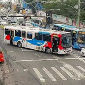 Criminosos usam ônibus em barricadas contra operação policial no Rio
