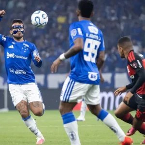 Flamengo sai atrás, mas busca empate contra o Cruzeiro pela Libertadores