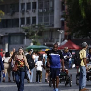 Crescimento populacional caiu para 0,37% em 2026, estima IBGE