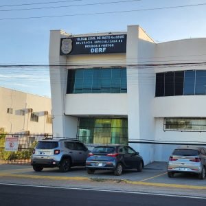 Homem suspeito de 2 estupros sequestra taxista durante fuga em MT