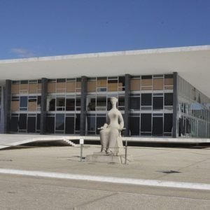 STF acata denúncia e deputado vira réu por injúria contra Lula