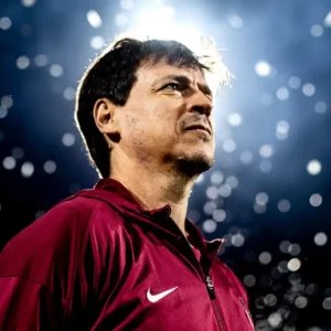 Corinthians: Fernando Diniz supera marca de técnicos campeões e iguala Tite