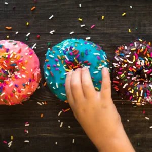 Existe alimento proibido para crianças? Especialistas e Dr. Kalil explicam