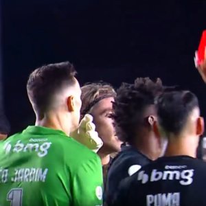 Árbitro registra confusão com diretores e soco em súmula de Vasco x Vitória