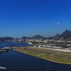 Avião derrapa no Santos Dumont e voos são cancelados