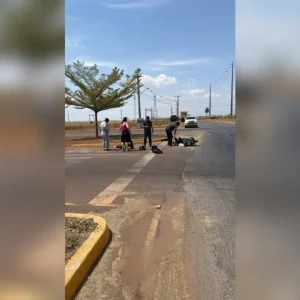 Mulher fica ferida após acidente entre carro e moto próximo ao viaduto da BR-163 em Nova Mutum/MT