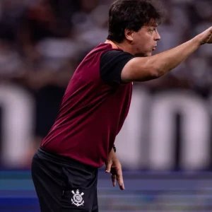 Fernando Diniz é direto sobre renovação do Memphis Depay com Corinthians