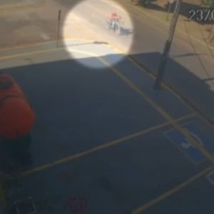 Cliente encontra R$ 1,5 mil na rua e usa câmeras para localizar motociclista que perdeu em MT; vídeo