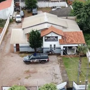 Marido é suspeito de matar esposa a tiros na presença dos filhos