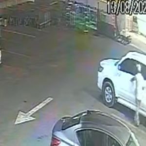 Homem é preso após furtar celulares, cartões e dinheiro de carro