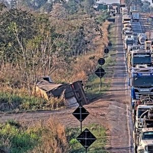 Caminhoneiro morre após carreta carregada com algodão tombar na BR-364 em Jangada (MT)