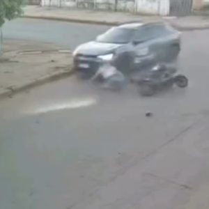 VÍDEO: adolescentes em bicicleta elétrica são atropeladas por carro em MT