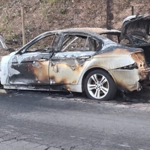 Carro de luxo pega fogo e fica destruído em avenida de Cuiabá; vídeo