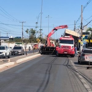Caminhão guincho derruba fiação e causa transtornos em MT