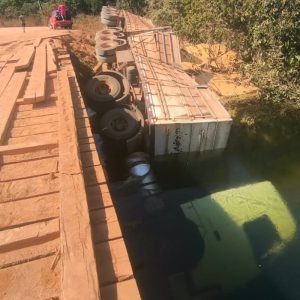 Motorista morre após carreta carregada de milho tombar de ponte em MT