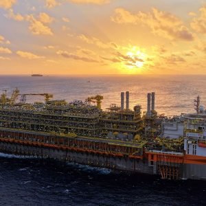 Navio-plataforma da Petrobras atinge produção máxima no pré-sal