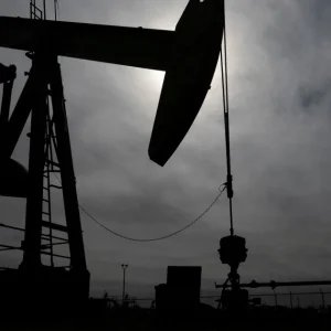 Petróleo fecha sem direção única com acordo para reabrir Ormuz no radar