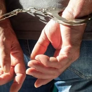 Homem é preso após ser flagrado agredindo jovem de 17 anos e ameaçá-la com faca em Cuiabá