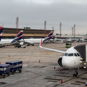 Anvisa atualiza regras de segurança sanitária para aviões e aeroportos