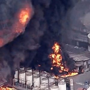 Bombeiros combatem incêndio de grandes proporções em Itaquaquecetuba