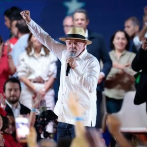 PT oficializa candidatura de Lula à Presidência