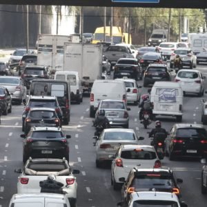 Com greve de ferroviários, usuários de trens enfrentam trânsito em SP