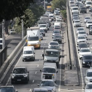 Paralisação de trens causa congestionamento nas ruas de SP