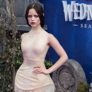 Jenna Ortega conta por que não pedia água ou comida em sets: “Dar certo”