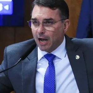 Missão pede investigação sobre filiação falsa de Flávio ao partido