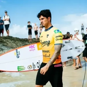 Gabriel Medina sofre ferimento na cabeça durante treino no Taiti