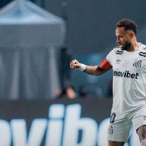 Neymar deve jogar contra Palmeiras em gramado sintético; veja