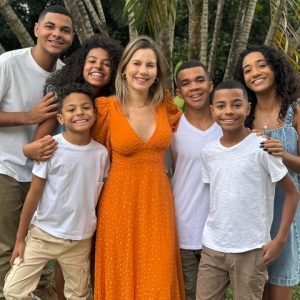 Mãe de seis por adoção, influenciadora conta os desafios até construir o vínculo: ‘O amor sozinho não basta’