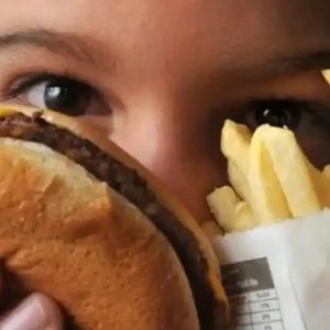 Controle do colesterol deve começar na infância, alerta cardiologista