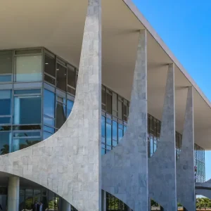 Especialista: Perda de confiança na institucionalidade custa caro ao Brasil