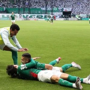 Palmeiras goleia Vasco e abre vantagem na liderança do Brasileirão