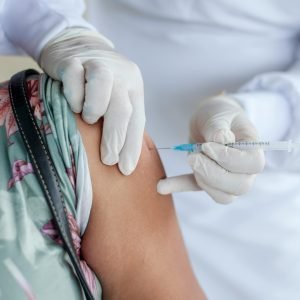 Cientistas testam vacinas para barrar câncer de intestino antes do tum