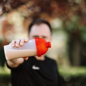 Comer menos proteínas pode trazer benefícios à saúde e prolongar vida