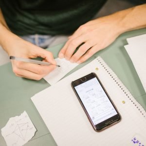 Fazer uma captura de tela para guardar uma informação pode fazer você esquecê-la, aponta estudo